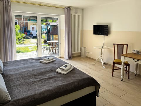 Comfort Suite | Living area | 110-cm flat-screen TV with satellite channels, TV