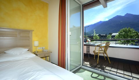 Double Room Standard, Street Facing  | Hypo-allergenic bedding, minibar, in-room safe, desk