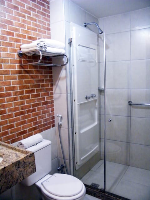 Room | Bathroom | Shower, free toiletries, hair dryer, towels