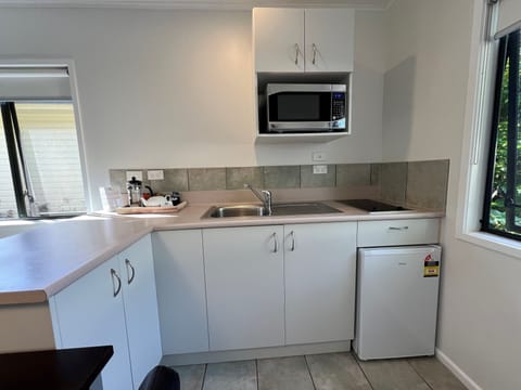Premium Studio | Private kitchen | Fridge, microwave, stovetop, coffee/tea maker