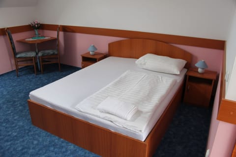 Single Room | In-room safe, free cribs/infant beds, rollaway beds, free WiFi