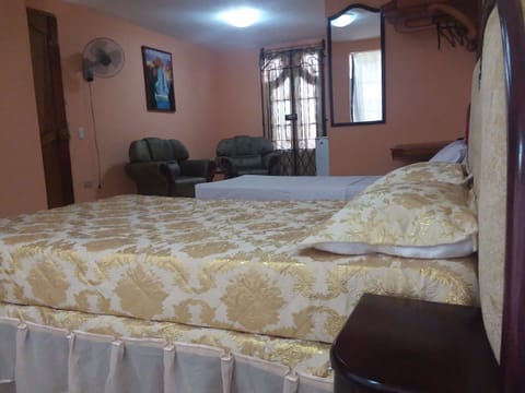 Deluxe Triple Room, Multiple Beds | Minibar, individually decorated, individually furnished, bed sheets