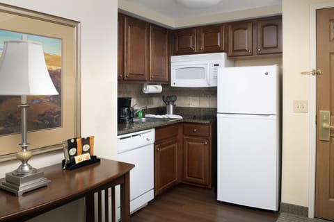 Full-size fridge, microwave, stovetop, dishwasher