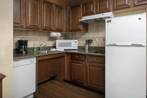 Full-size fridge, microwave, stovetop, dishwasher