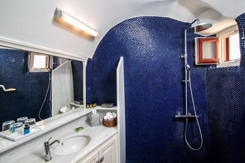 Villa, 2 Bedrooms, Hot Tub (Indoor & Outdoor) | Bathroom | Separate tub and shower, free toiletries, hair dryer, bathrobes