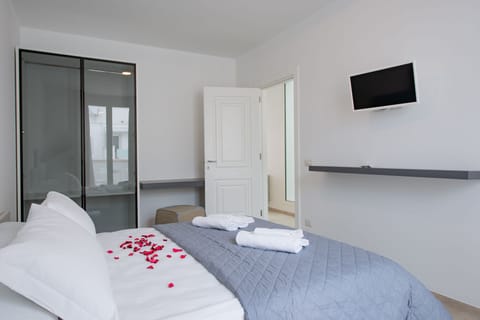 Deluxe Double Room, Balcony (4) | Minibar, individually decorated, individually furnished, soundproofing