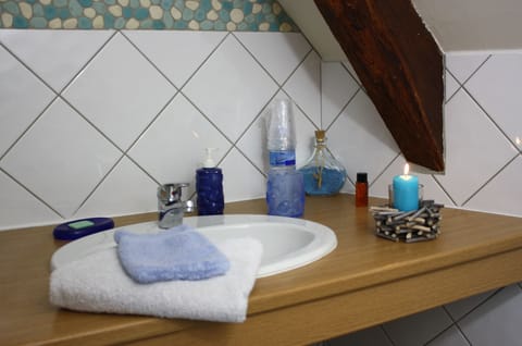 Triple Room (Marine) | Bathroom sink