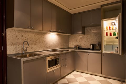 Presidential Suite | Private kitchen | Fridge, coffee/tea maker, cookware/dishes/utensils