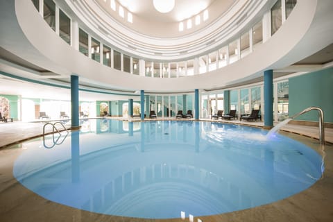 Indoor pool, 2 outdoor pools