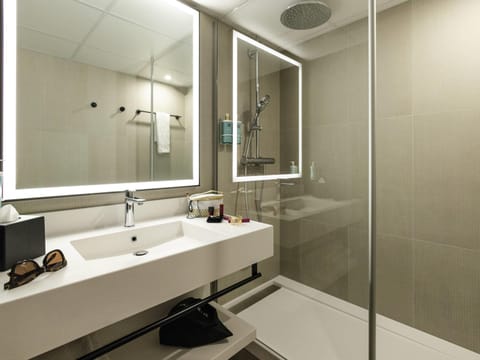 Premium bedding, in-room safe, desk, laptop workspace