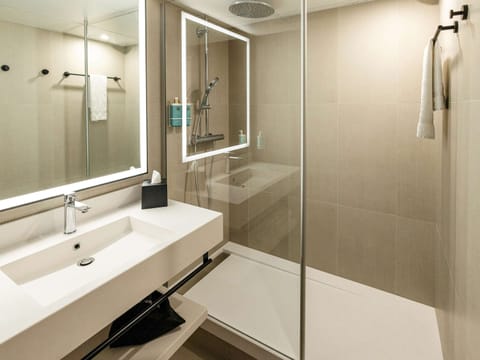 Executive Room, 1 Queen Bed | Bathroom | Eco-friendly toiletries, hair dryer, towels, soap