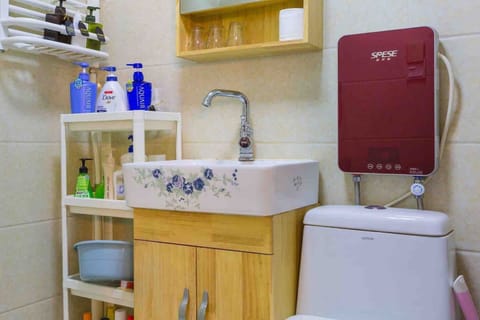 Apartment | Bathroom amenities | Shower, free toiletries, hair dryer, slippers