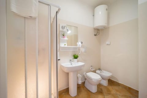 Room, 1 Double Bed with Sofa bed (COMO 4) | Bathroom | Shower, rainfall showerhead, free toiletries, hair dryer