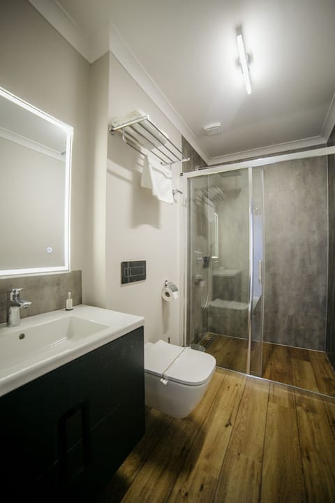 Standard Apartment | Bathroom | Hair dryer, towels