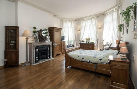 Matisse | Desk, blackout drapes, soundproofing, free cribs/infant beds