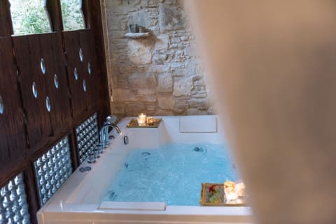 Shiraz Suite | Private spa tub