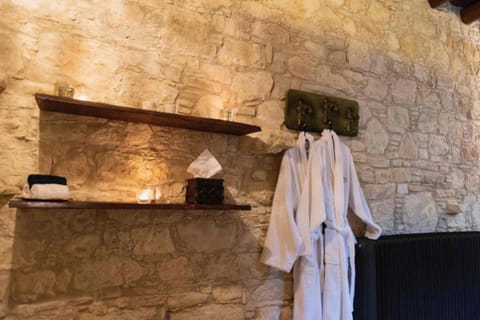 Shiraz Suite | Bathroom | Shower, free toiletries, hair dryer, bathrobes