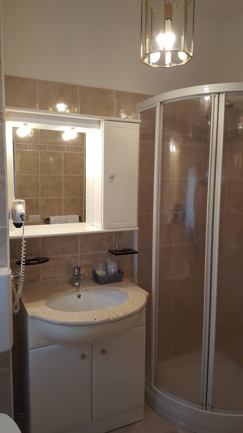 Triple Room, 1 Queen Bed | Bathroom | Shower, rainfall showerhead, hair dryer, bidet