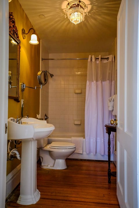 Grand Room, 1 King Bed, Balcony (James E. Oglethorpe) | Bathroom | Designer toiletries, hair dryer, bathrobes, towels