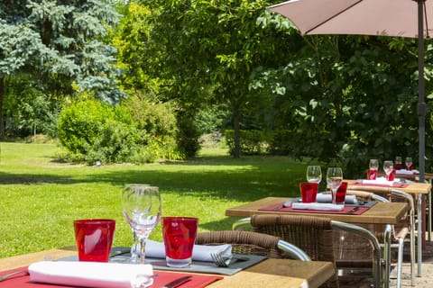 Lunch and dinner served, French cuisine