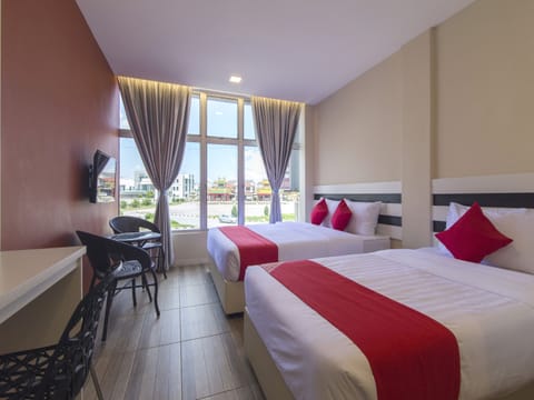 Deluxe Triple Room | Desk, free WiFi, bed sheets