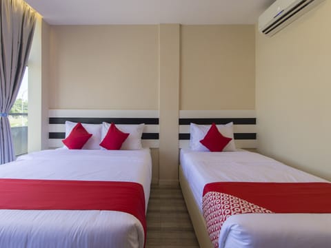 Deluxe Triple Room | Desk, free WiFi, bed sheets