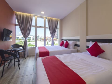 Deluxe Triple Room | Desk, free WiFi, bed sheets