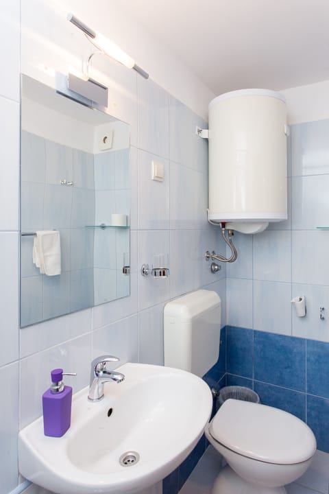 Comfort Double Room, Non Smoking, Ensuite | Bathroom | Shower, free toiletries, hair dryer, towels