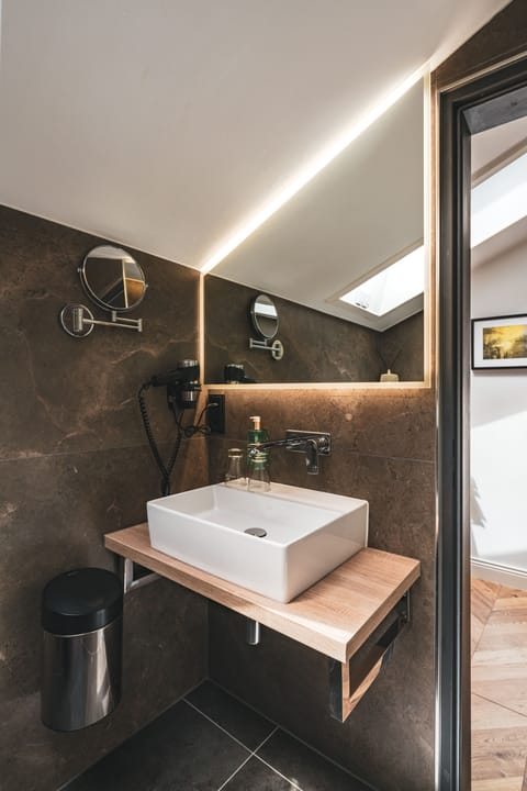 City Room | Bathroom sink