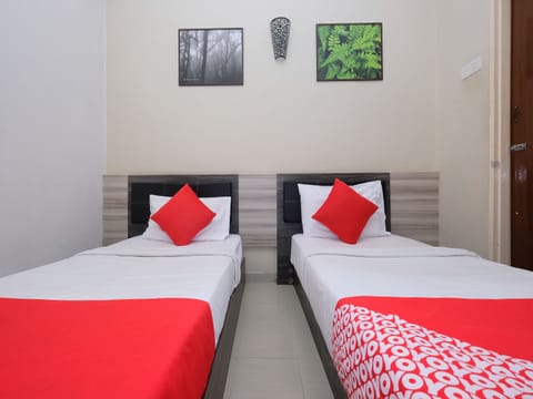 Standard Twin Room | Desk, free WiFi, bed sheets