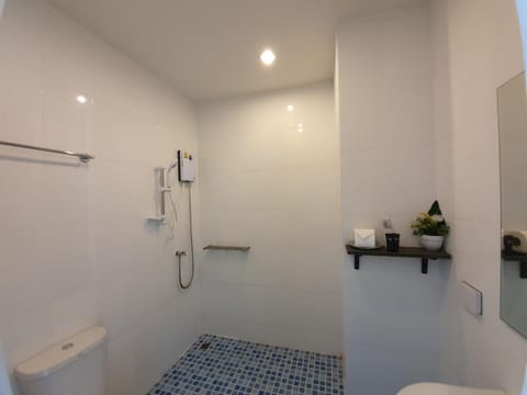 Grand Deluxe Pool Access | Bathroom | Shower, free toiletries, hair dryer, towels