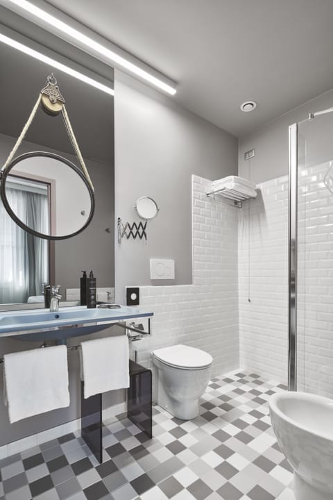 Junior Triple Room (Modernist L) | Bathroom | Shower, rainfall showerhead, slippers, bidet