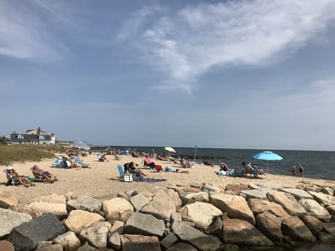 Beach nearby, beach towels, 2 beach bars