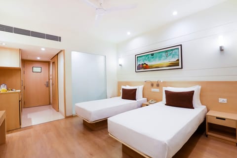 Business Room | Premium bedding, minibar, in-room safe, desk