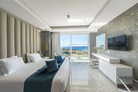 Deluxe Suite, 1 Bedroom, Balcony, Beach View (Front Sea View) | Premium bedding, Tempur-Pedic beds, minibar, in-room safe