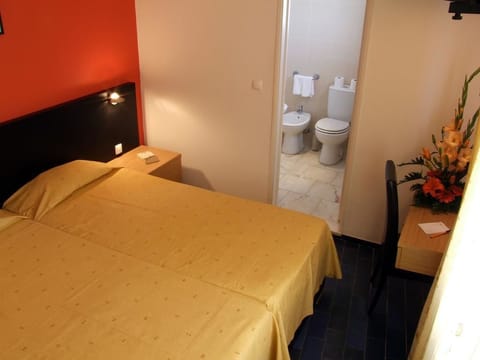 Suite (3 people) | Bathroom | Free toiletries, hair dryer, bidet, towels