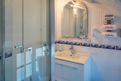 Family Double Room | Bathroom | Separate tub and shower, deep soaking tub, free toiletries, hair dryer