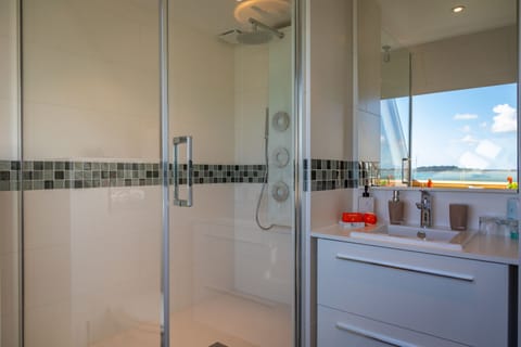 Double Room | Bathroom | Separate tub and shower, deep soaking tub, free toiletries, hair dryer