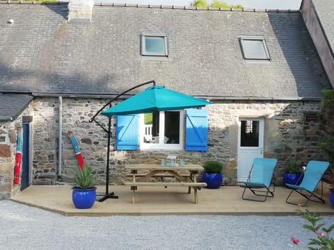 Beautiful house, sea 400m, hiking, quiet enclosed garden bright room Wc on ground floor House in Crozon