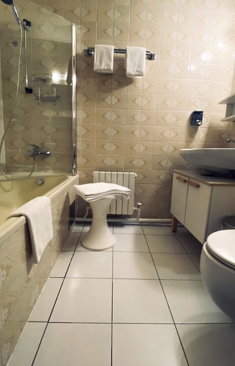 Twin Room | Bathroom | Shower, free toiletries, hair dryer, towels