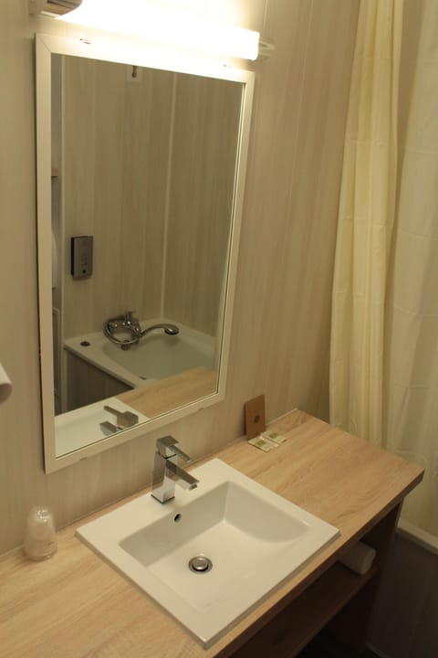 Twin Room | Bathroom sink