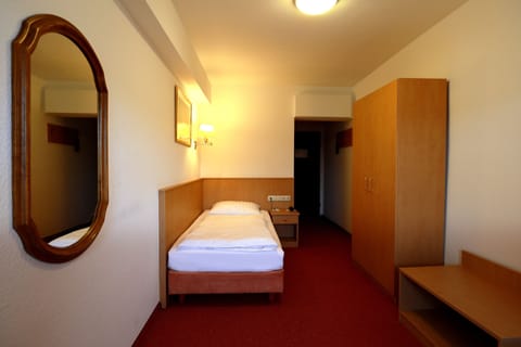 Single Room | 1 bedroom, premium bedding, pillowtop beds, minibar