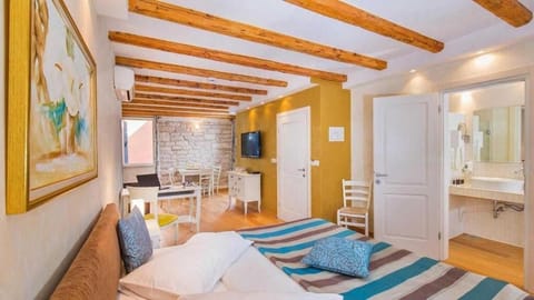 Junior Studio Suite | 1 bedroom, in-room safe, individually decorated, individually furnished
