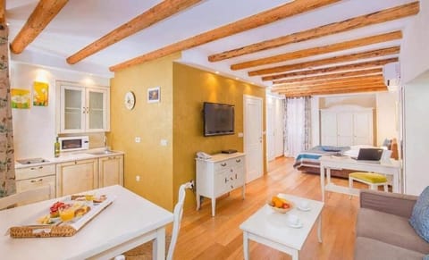 Junior Studio Suite | 1 bedroom, in-room safe, individually decorated, individually furnished