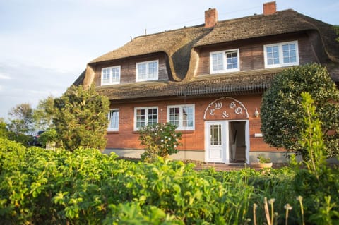 Thatched roof house Pesel with the apartment Wattstübchen in Norddorf on the island Amrum