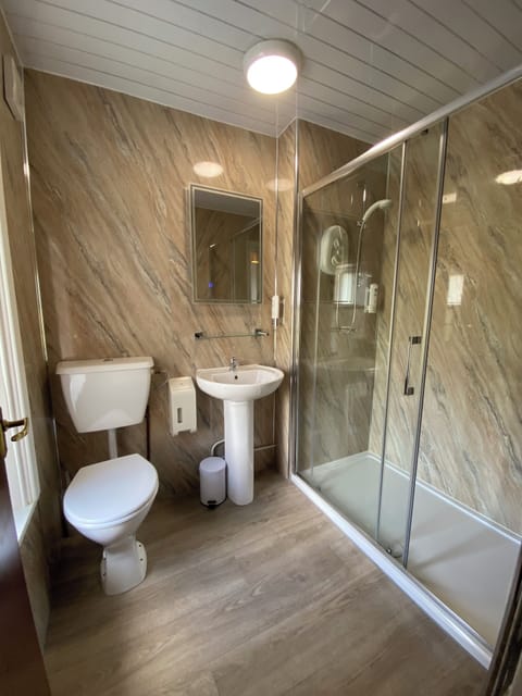 Family Room | Bathroom | Shower, free toiletries, towels, shampoo