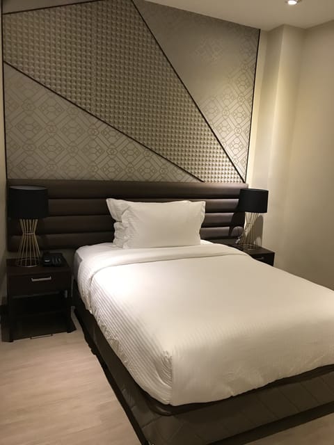 Deluxe Room | Premium bedding, Select Comfort beds, desk, laptop workspace