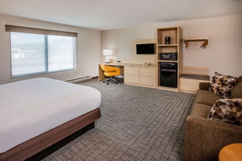 Studio Suite, 1 King Bed, Non Smoking | In-room safe, desk, blackout drapes, iron/ironing board