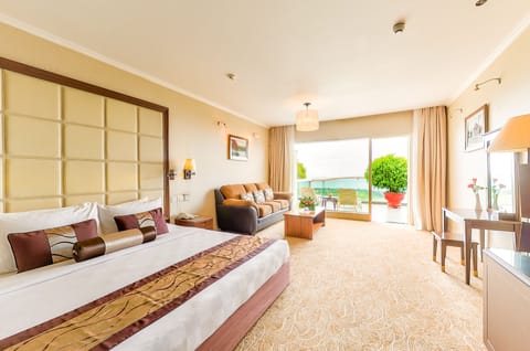 Deluxe Room, Sea View | Premium bedding, minibar, in-room safe, desk