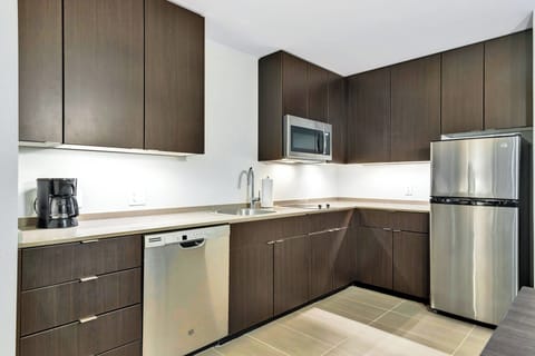 Studio, 1 King Bed, City View | Private kitchen | Fridge, microwave, stovetop, dishwasher